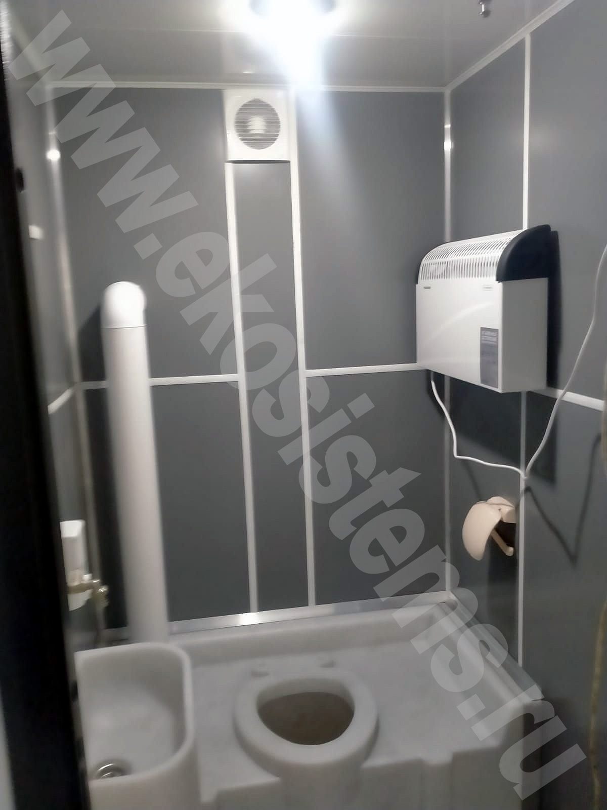 картинка Теплая автономная туалетная кабина Арктика-1080х1080х2300 с пластиковым, литым, пластиковым умывальником 30 л. от магазина Одежда+